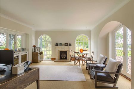 Beautiful arts and crafts house with commanding views over the Chilterns with gardens, tennis court and heated outdoor swimming pool - Photo 2
