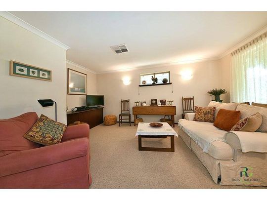 Lovely Family Home in Alfred Cove - Photo 1