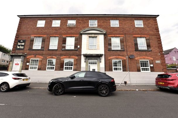 2 bedroom Flat in 14 Raglan Road, Leeds - Photo 1