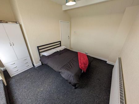 1 bedroom in a house share to rent - Photo 3