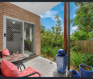 Bright, Modern & Ideally Located - Your Perfect Capalaba Home - Photo 2