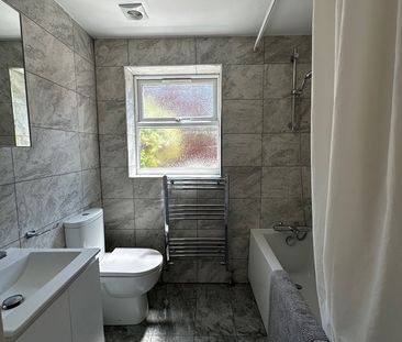 6 Bed Terraced House, Pitcroft Avenue, RG6 - Photo 3