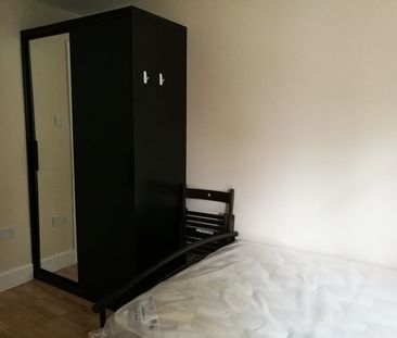 Room in a Shared House, Warwickshire Path, SE8 - Photo 2