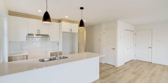 5 1/2 neuf, Les Coteaux, TRIPLEX ! JUIN - JUILLET 2025 rue Lippée - Photo 2