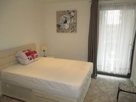 1 Bed Flat, Viaduct Gardens, SW11 - Photo 5