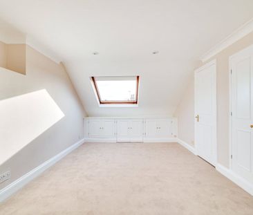 A large four double bedroom family home situated on a prime residen... - Photo 5