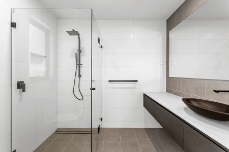 Stylish, Light-Filled Townhouse with Private Garden in Prime Inner North Location - Photo 2