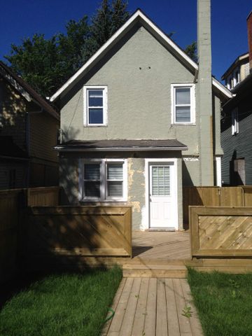 newly renovated Cathedral 2 bd character suite /fenced yard /gargae - Photo 2