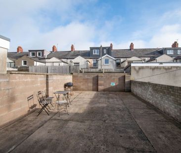 Brilliant six bedroom three story house - Photo 4