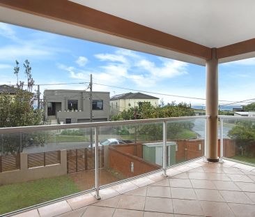 Rejuvenated Large Family Beachside Home with Water Views. Pet frien... - Photo 3