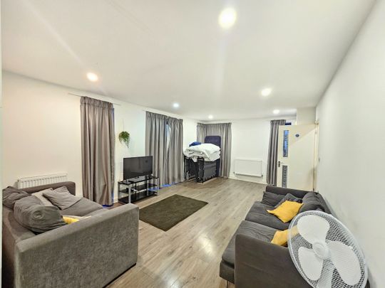 3 Bed Maisonette, Butchers Road, E16 - Photo 1