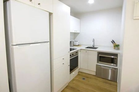 CBD 1-Bed Apartment w/ Private Courtyard - Photo 4