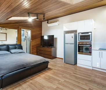 Peaceful Studio Living on the Edge of the Royal National Park - Photo 1