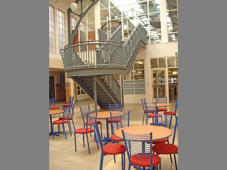 Easy Living in the City - Ideal for Students - Photo 4