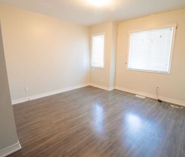 **ALL INCLUSIVE** STUDENTS ROOM FOR RENT IN A STUNNING HOUSE!! - Photo 1