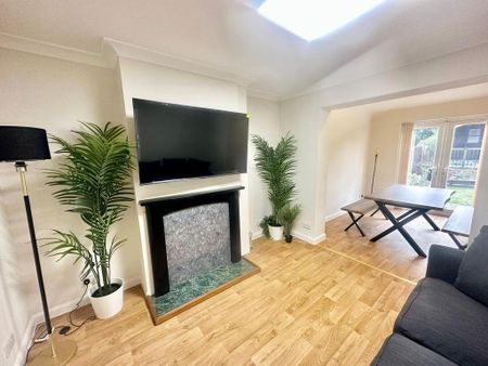 5 bedroom semi-detached house to rent - Photo 2