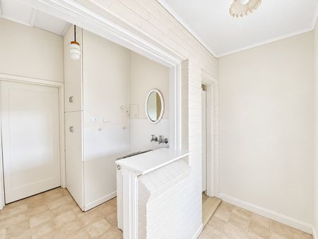 Charming 2 Bedroom Home - Photo 5