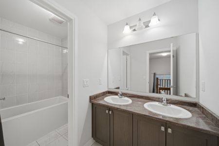 For Lease - 147 Landolfi Way, Bradford West Gwillimbury, Ontario - Photo 3