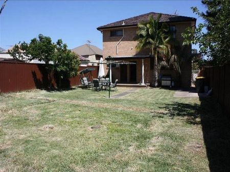 Spacious 4 Bedroom Home - Photo 4