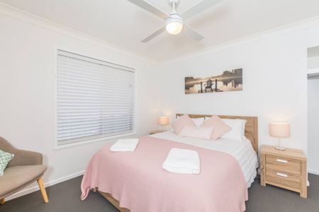 4 Bedroom Waterfront - Photo 5