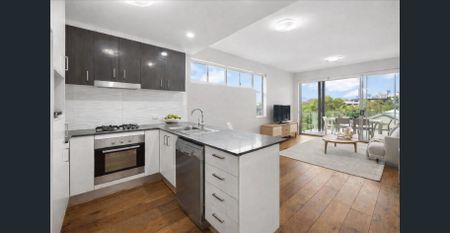 Spacious 2 Bedrooms Apartment in Great Location with 2 car parking spots! - Photo 4