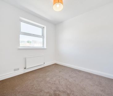 2 bedroom end of terrace house to rent - Photo 3