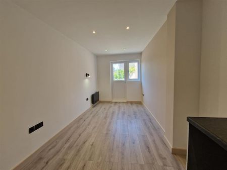 Benhill Road, Sutton SM1, London - Photo 3