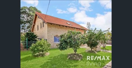 Stunning & Spacious 3 Bedroom Home - Photo 3