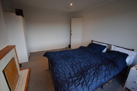 4 bedroom semi-detached bungalow to rent - Photo 2