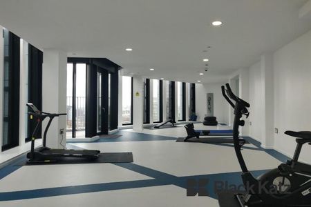 110m2 of living & entertaining space & stunning views of the cityscape - Photo 2