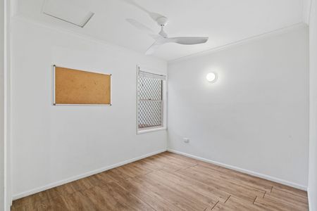 Stunning Two-Bedroom Villa with City Views in a Quiet Complex - Photo 5