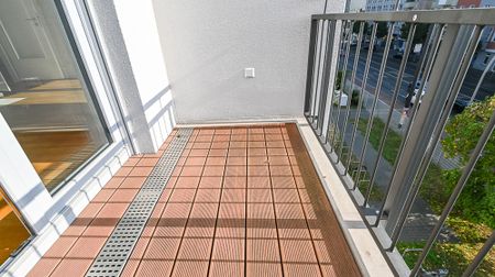 KOMFORTABEL UND VERKEHRSGÜNSTIG WOHNEN - BALKON, FUSSBODENHEIZUNG, EINBAUKÜCHE , PARKETT UND AUFZUG - Photo 3