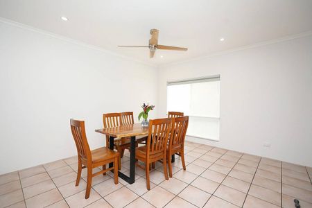 Extra Spacious Family Home - Fully Tiled - Solar - Photo 3