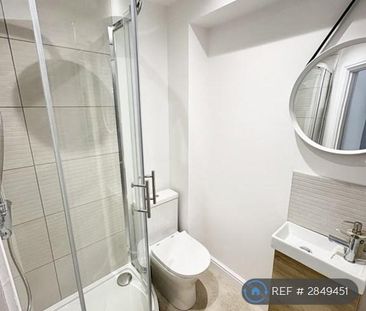 1 bedroom in a house share to rent - Photo 2