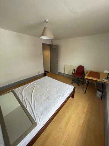 4 bedroom flat to rent - Photo 2