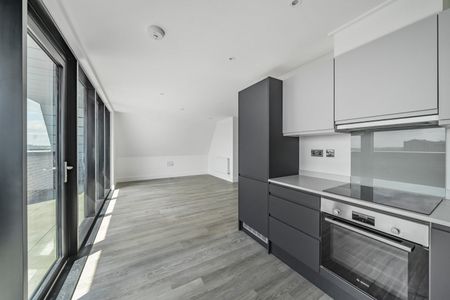 Flat to rent - Whiffens Avenue, Chatham, ME4 - Photo 2