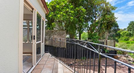 A Rare Waterside Rental in One of Remuera's Best Pockets - Photo 3