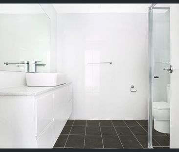 Light, Airy And Spacious Beach Side Location Living - Photo 4