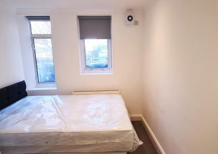 4 bedroom flat to rent - Photo 3