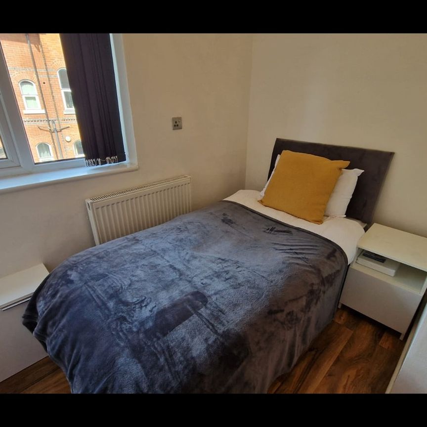 2 Bed Flat, Polygon Road, M8 - Photo 1