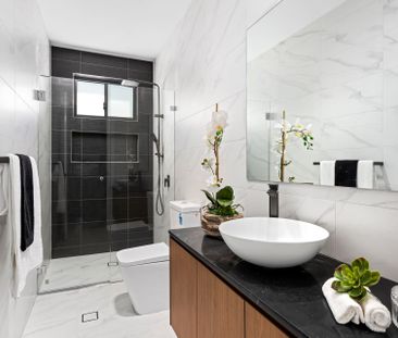 LUXURIOUS Five Bedroom Family Residence Close to All Amenities! - Photo 4