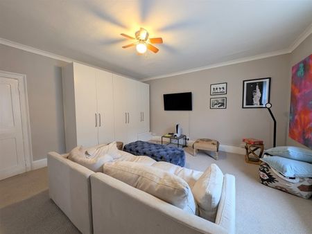 Chichester 2 bedroom maisonette to rent - Photo 2