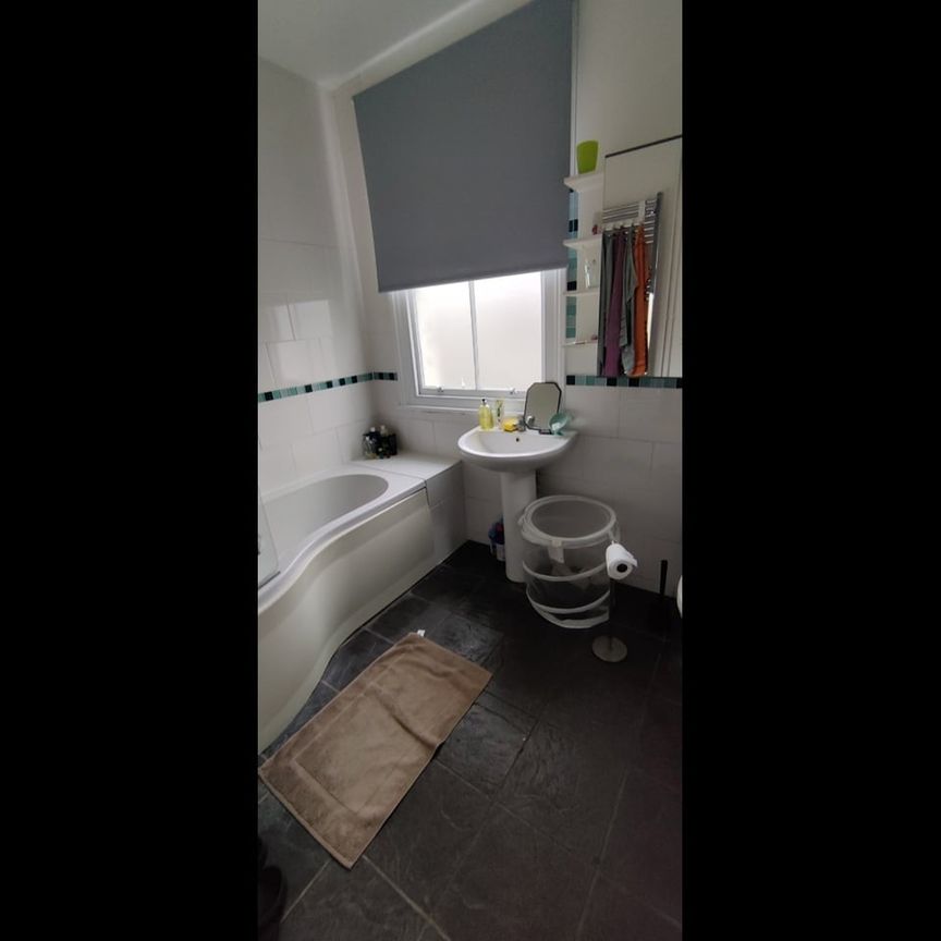 Room in a Shared Flat, Renmuir Street, SW17 - Photo 1