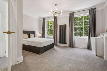 EXCLUSIVELY MANAGED BY SAVILLS. PET FRIENDLY. HMO APPROVED. A beautifully presented three bedroom apartment on Connaught Street - Photo 5
