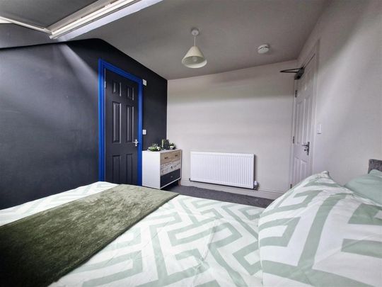 1 bedroom in a house share to rent - Photo 1