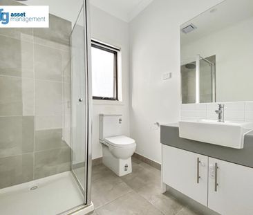 Charming 3 Bedroom Townhouse in Officer! - Photo 2