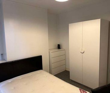 Spacious Bedroom House, LN1 - Photo 5