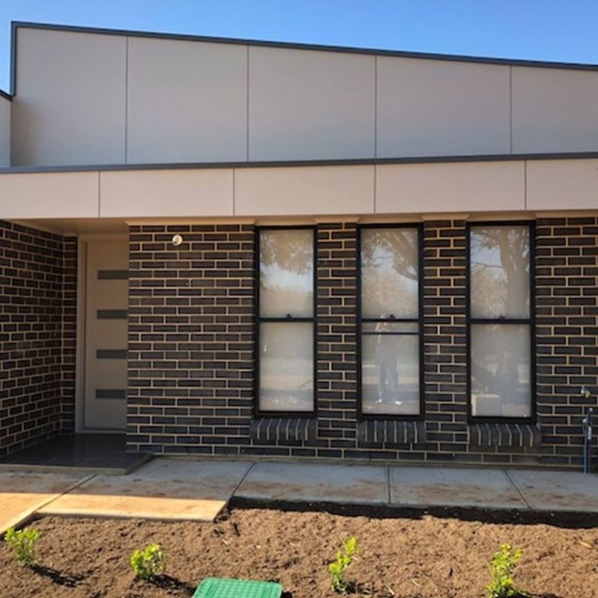 Low-Maintenance 3-Bedroom Home in a Convenient Location - Photo 1