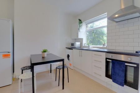 3 bedroom flat to rent - Photo 4