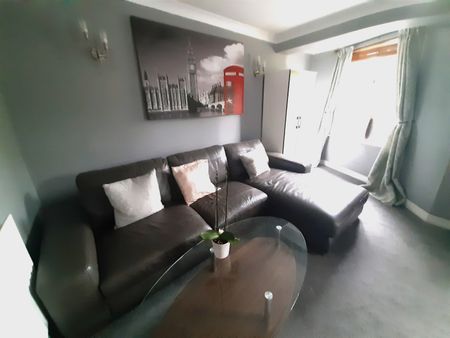 Beautiful 5 bed property overlooking All Saints Park - Photo 5